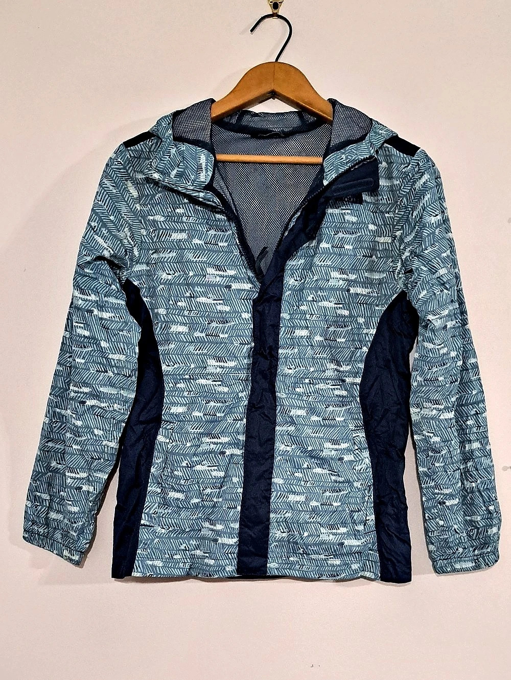 The North Face Women's Geometric Jacket Size Youth XL (16) Rain Jacket